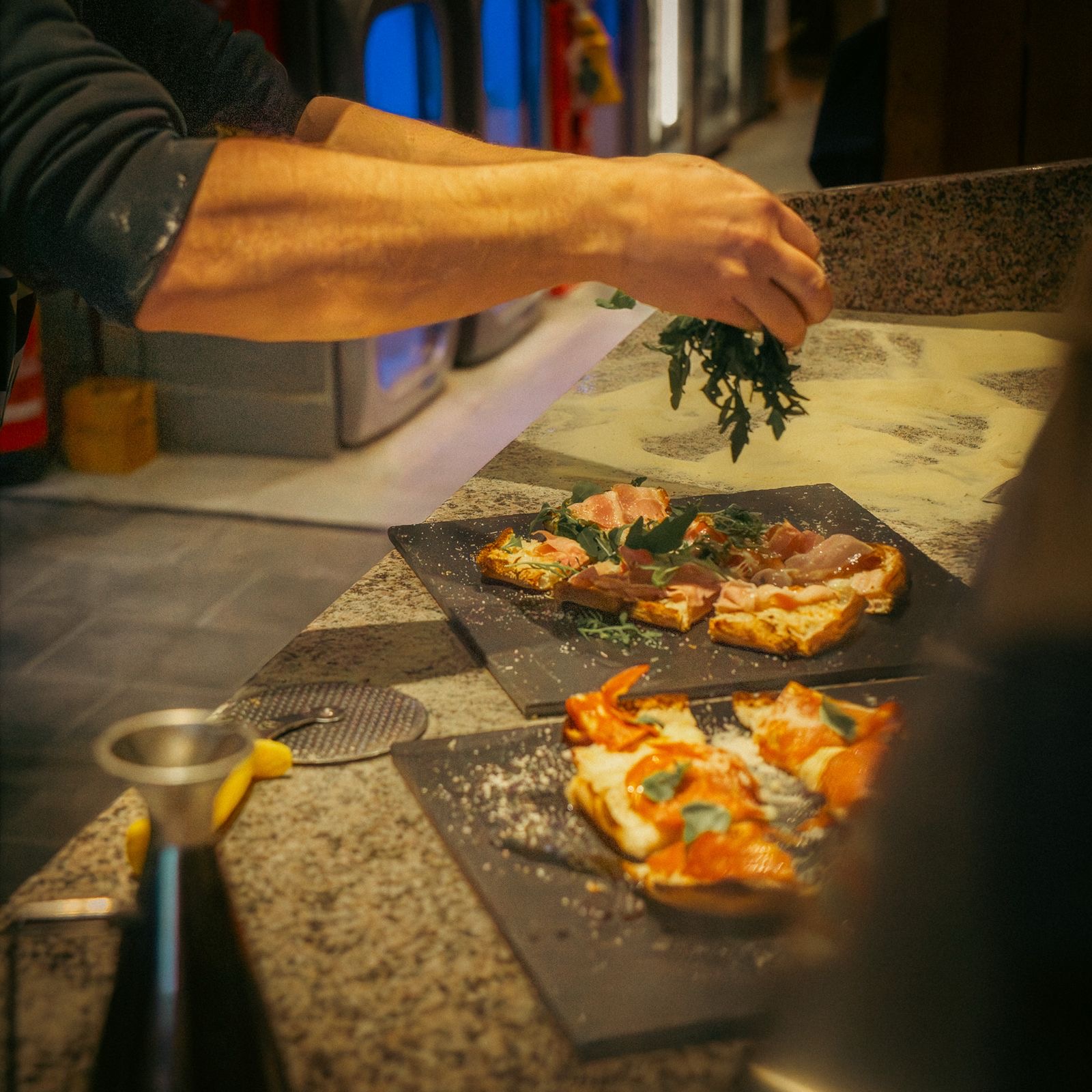 Chef Gianluca die live cooking eten voor feest organiseert