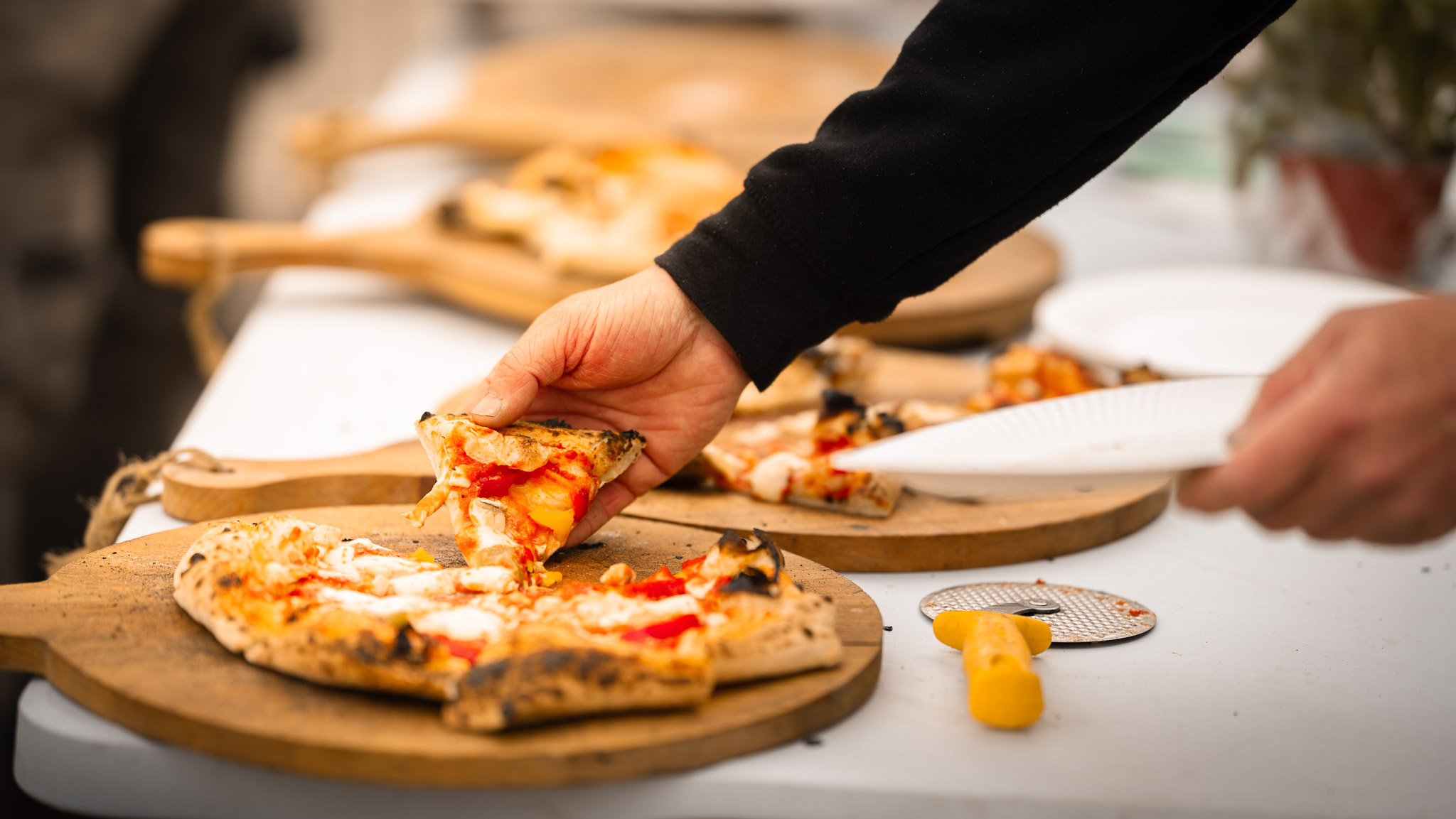 pizza's gemaakt uit een pizza foodtruck voor evenementen